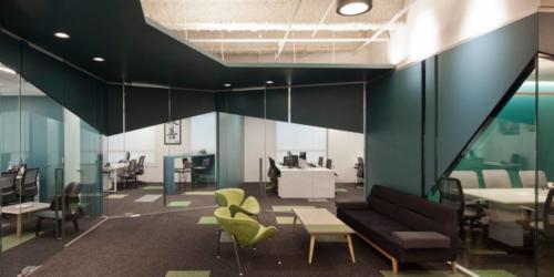 Ambiente corporativo com paredes de vidro