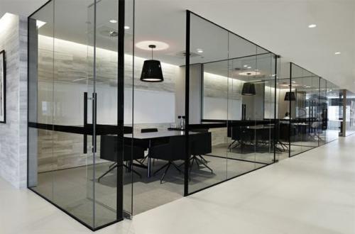 Espaço corporativo com divisória em vidro