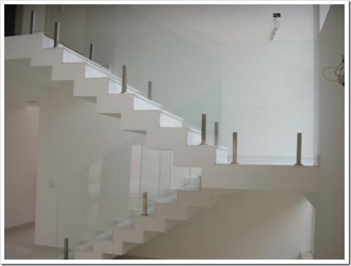 Guarda-corpo de vidro, com suporte em aço inox.